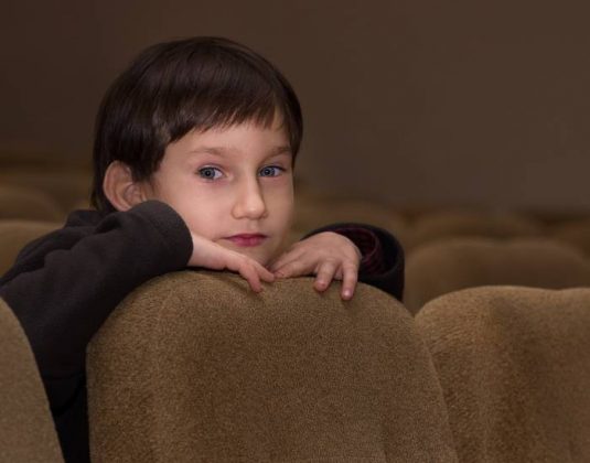 В ожидании спектакля, мальчик