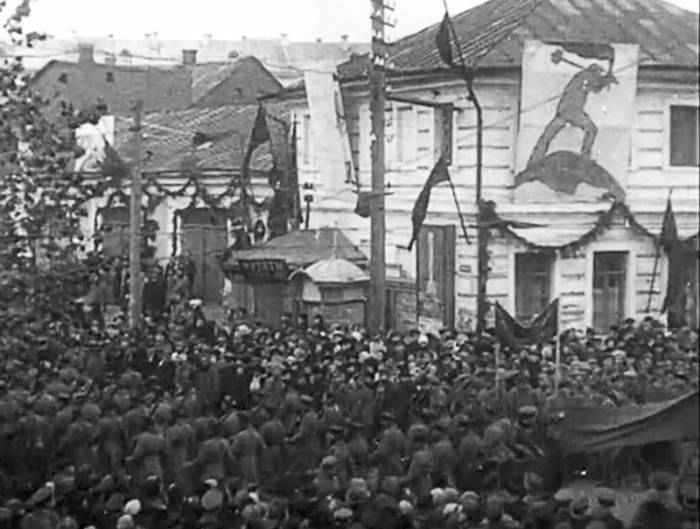 Парад в Витебске в ноябре 1918 года. Фото yandex.ru