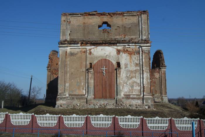 Трудно передать впечатление, которое производят руины Успенской церкви в Холопеничах со своими массивными высокими воротами. Фото Анастасии Вереск
