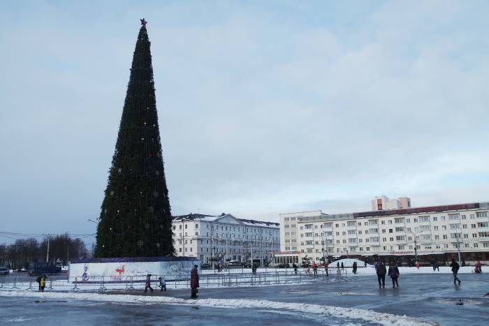 Красная звезда на главной городской ёлке Витебска. Фото Анастасии Вереск