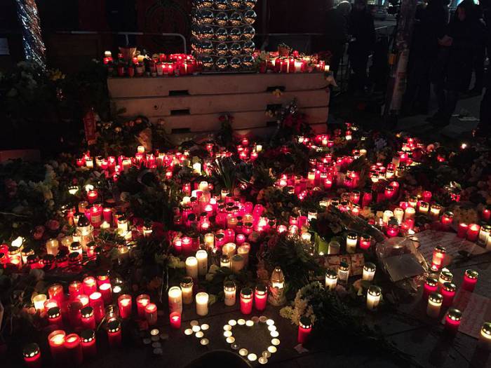 Свечи на месте теракта в память о погибших, 20 декабря 2016. Фото EuroBill
