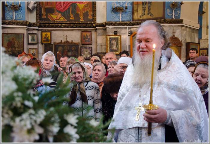 Обязательно на Рождество следует посетить праздничное богослужение. Фото plavchelny.ru