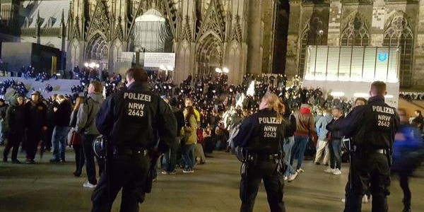 Полиция перед Кёльнским собором. Источник news-front.info