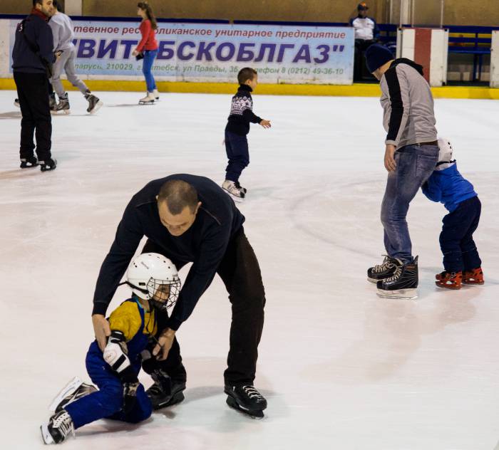 Дед покажет, как научиться кататься и правильно падать на коньках. Фото Светланы Васильевой
