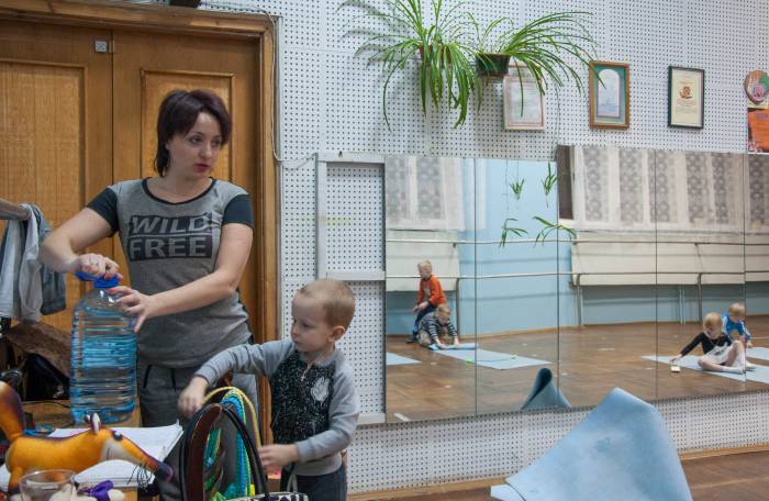 Оксана, педагог и руководитель по физвоспитанию, занимается с детьми 4-6 лет. Фото Анастасии Вереск