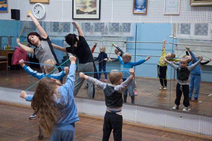 Младшая группа, дети от 4 до 6 лет занимаются в студии танцевально-ритмической гимнастикой. Фото Анастасии Вереск