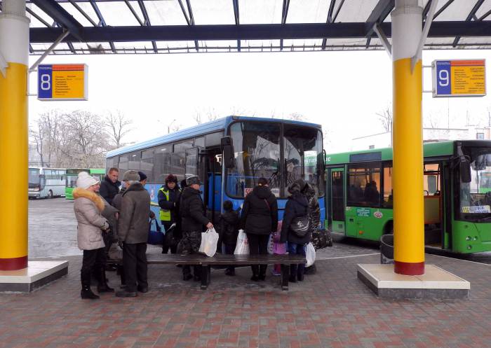При посадке в международный автобус контролер проверяет билет и паспорт. Фото Светланы Васильевой