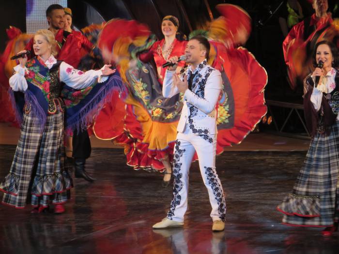 На сцене зажигают ансамбль "Талака" и солист Александр Шломан . Фото: Аля Покровская