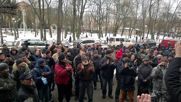 Люди протестуют против декрета возле здания суда. Фото: racyja.com
