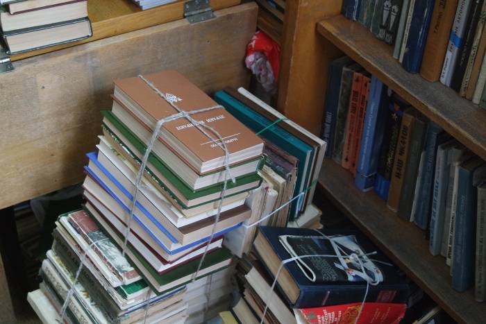 Столько книг приносят за неделю. Фото Анастасии Вереск 