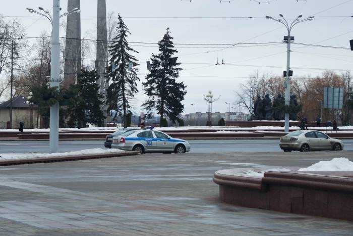 Машины ГАИ у площади Победы. Фото Анастасии Вереск
