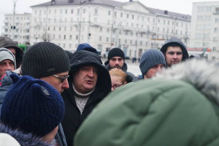 Люди говорили о работе, зарплатах и отсутствии рабочих мест в городе. Фото Анастасии Вереск