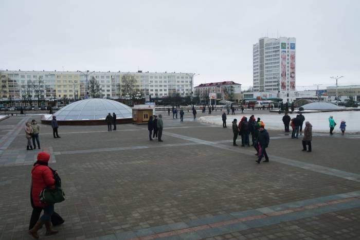 Люди стояли группами или свободно перемещались по площади. Фото Анастасии Вереск