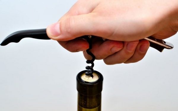 Лайфхак как открыть бутылку, если нет штопора Витебский