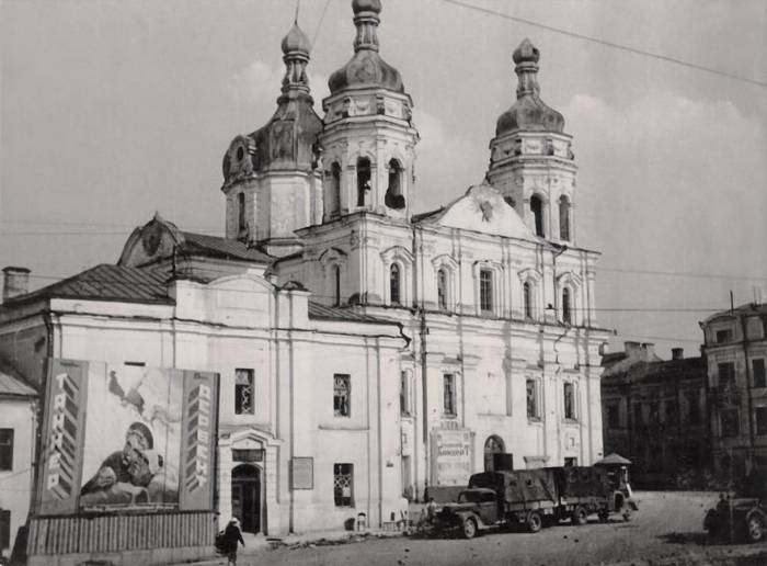 Бывший архиерейский дом и Николаевский собор 1941 год. Фото из группы "Таямніцы Віцебска" Вконтакте