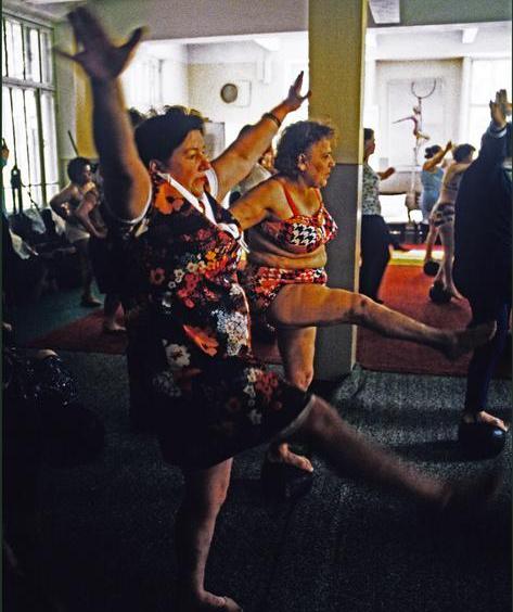 70-е годы. Занятия физкультурой в доме отдыха. Фотограф Ian Berry. Источник fototelegraf.ru