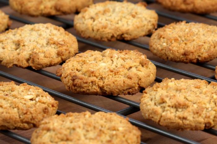 В домашних условиях овсяное печенье приготовить несложно. Фото healthymamainfo.com