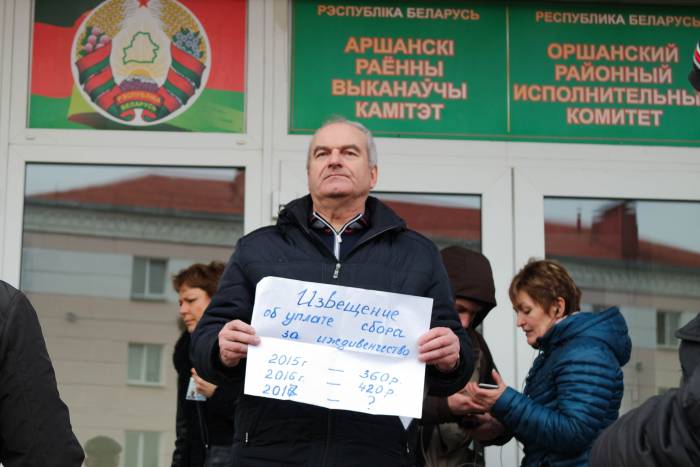 Василий Береснев с макетом извещения об оплате сбора. Фото Анастасии Вереск