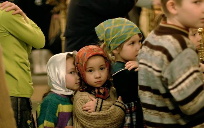 Дети причащаются. Фото: http://www.pravmir.ru/esli-rebenku-skuchno-v-hrame-sovetyi-svyashhennikov/