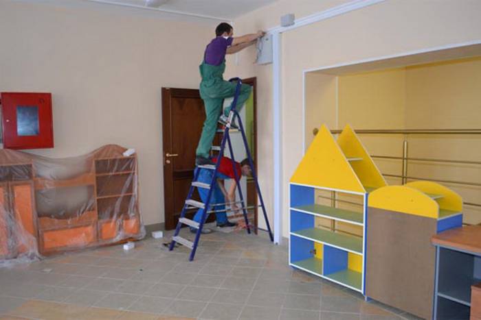 Нередко родители делают ремонт в группе в качестве подарка. Фото sportlife76.ru