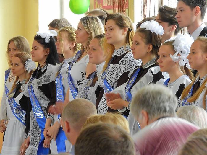 По традиции, день начался с торжественных линеек. Средняя школа №28 города Витебска. Фото Светланы Васильевой