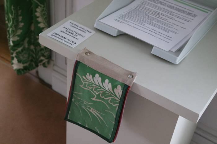 К обоям в Рундальском дворце (Латвия) прикасаться нельзя, но можно потрогать образцы. Фото Анастасии Вереск