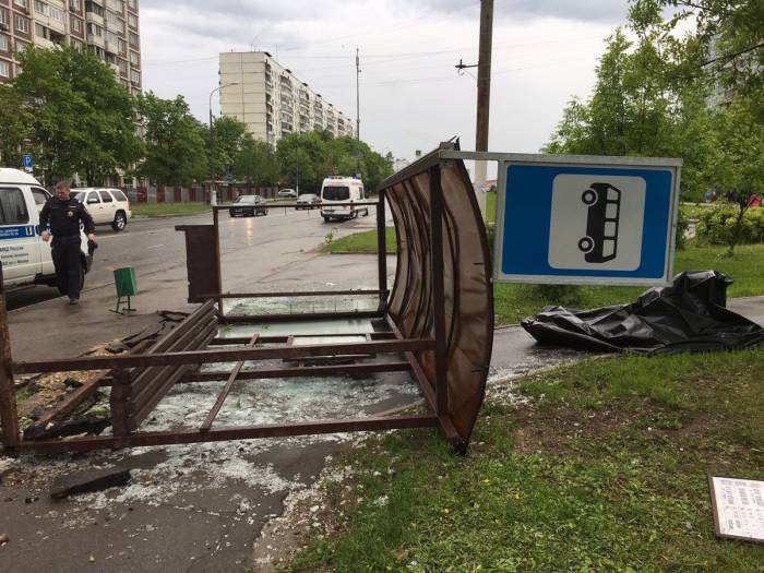 Перевернуло остановку на Кировоградской улице