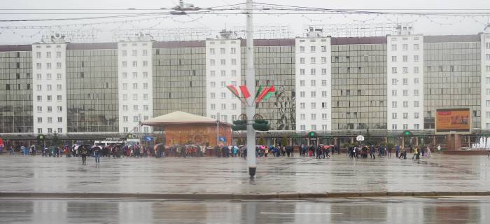 Самые стойкие жители Витебска собрались на площади около 12 часов. Фото Анастасии Вереск