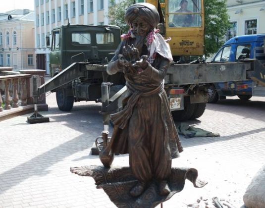 Памятник хоттабычу