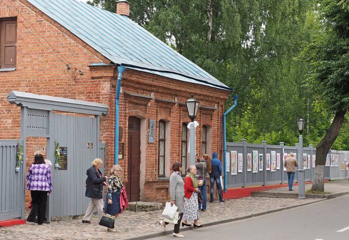 По традиции центральным событием торжества стал праздник «В гостях у Марка и Беллы» во дворе Дома-музея художника на Покровской. Фото Светланы Васильевой