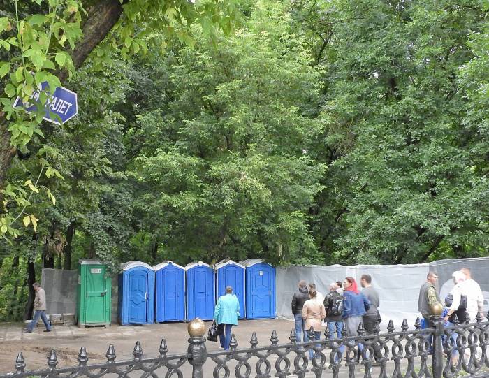 Биотуалеты в парке Фрунзе. Фото Светланы Васильевой