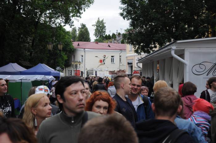 Толпа на улице Толстого. Фото Анастасии Вереск