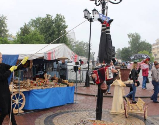 витебск, музыкант на столбе, гармонь