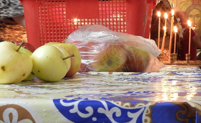 Освещенные яблоки нового урожая в Свято-Покровском кафедральном соборе Витебска. Фото Светланы Васильевой
