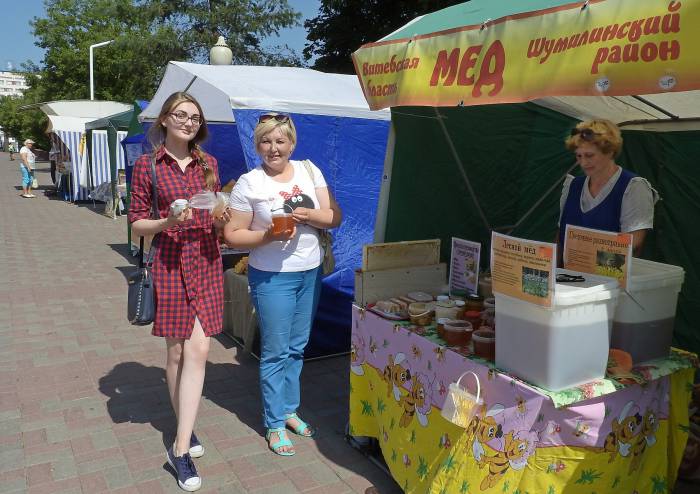 Анна и Лариса Ивановы считают, что регулярное употребление лакомства способствует укреплению иммунитета. Фото Светланы Васильевой