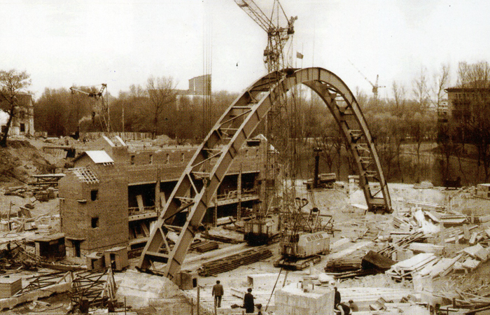 Строительство амфитеатра в 1988 году. Фото gorodnews.ru