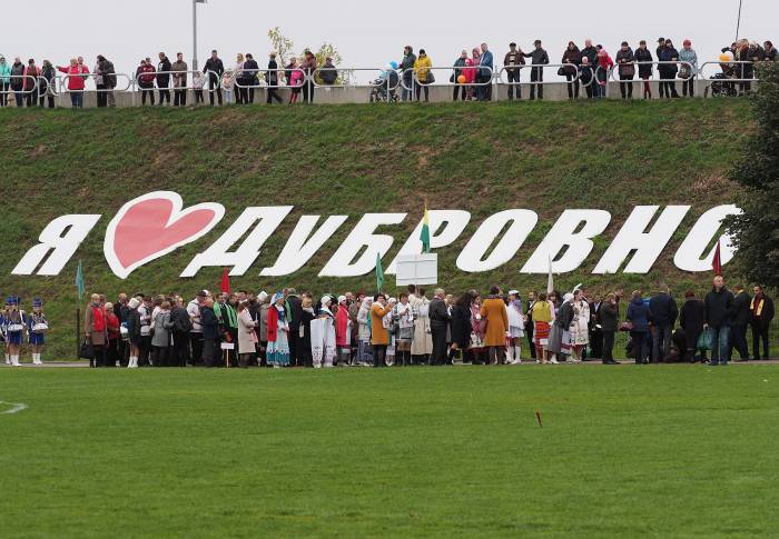 В Дубровно принимали гостей на обновленном стадионе. Фото Светланы Васильевой