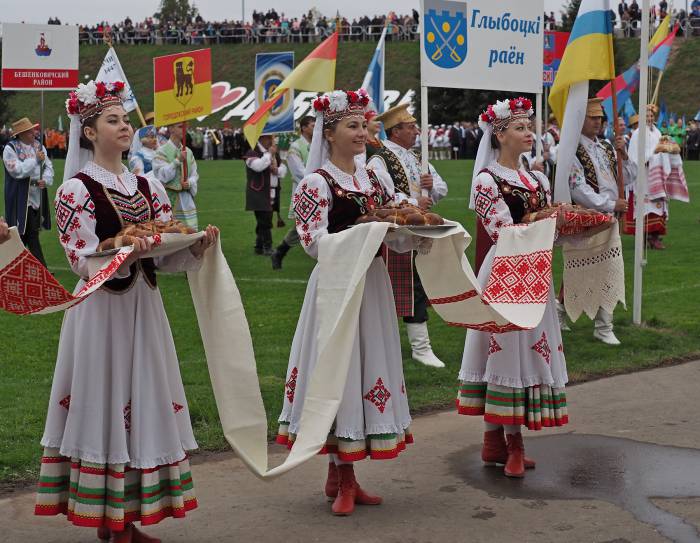 По традиции праздник начался с выноса караваев нынешнего урожая. Фото Светланы Васильевой