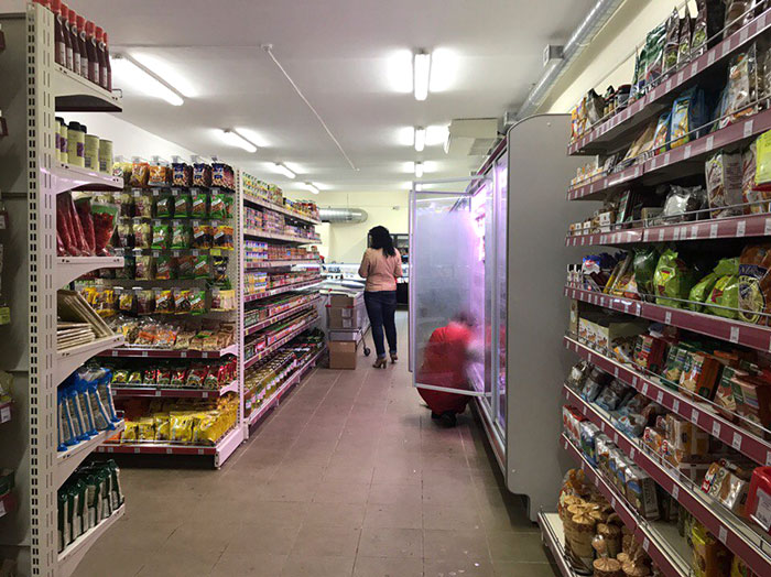 Покупатели выбирают, а работники магазина сортируют товар. Фото Кристины Литвиновой