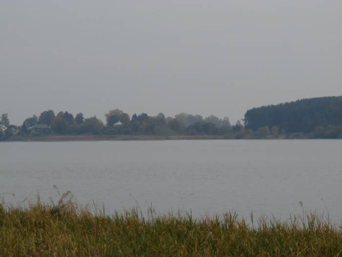 Там, вдалеке, виднеется холм где стоял Тадулинский монастырь. Фото Игоря Куржалова