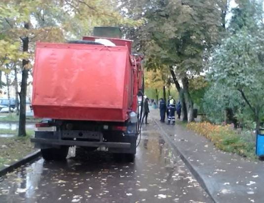мусоровоз пешеход
