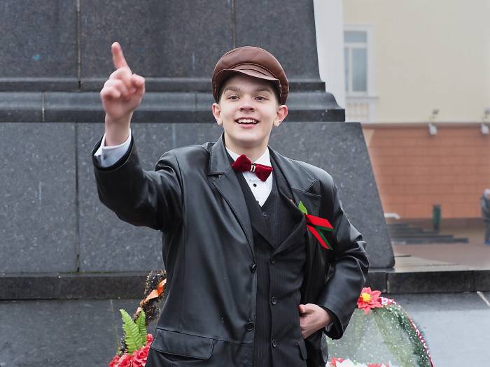 Как в Витебске отметили 100-летие революции: гимназист в «образе Ленина», бабушка с пионерским барабаном и цветы от левых партий