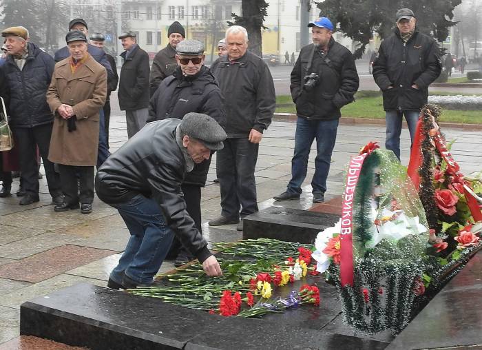 Как в Витебске отметили 100-летие революции: гимназист в «образе Ленина», бабушка с пионерским барабаном и цветы от левых партий