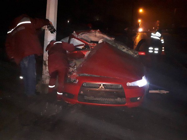 Ночью в Орше автомобиль врезался в фонарный столб