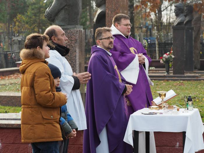 Витебские католики провели поминальную службу на кладбище Мазурино