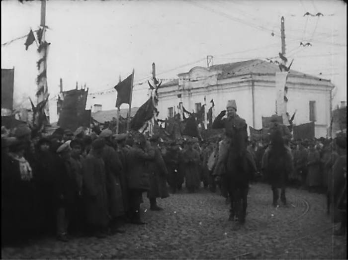Парад 7 ноября 1918. Колонна поворачивает с площади Свободы на Замковую улиц. Кадр из кинохроники 1918 года.