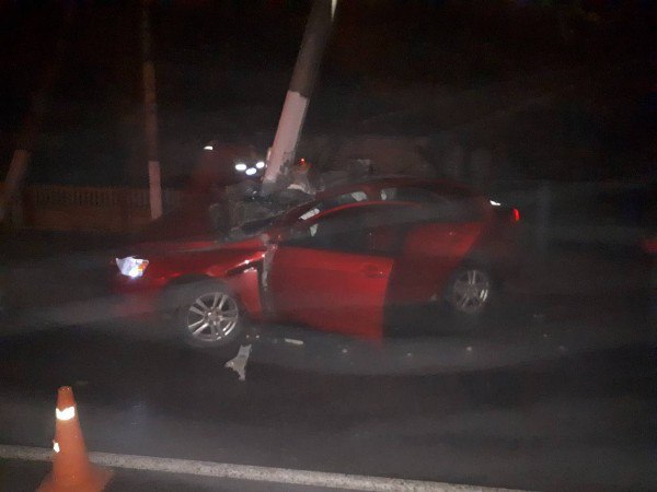Ночью в Орше автомобиль врезался в фонарный столб