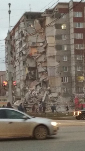 В Ижевске обрушился жилой дом с первого по девятый этажи. Предварительная причина - взрыв газа (дополнено)