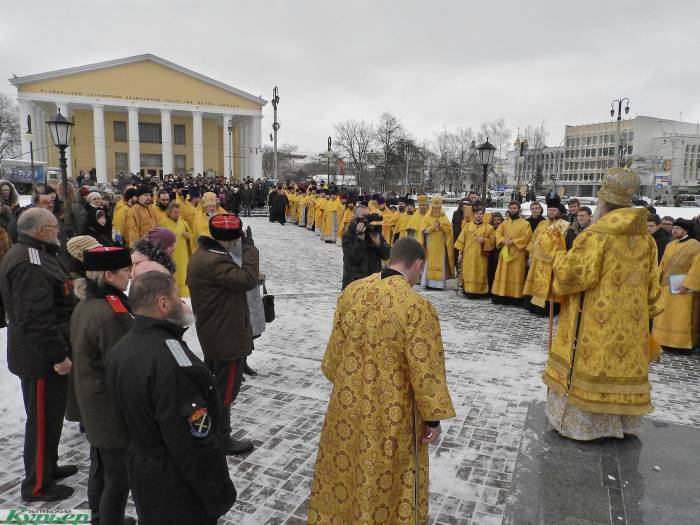 По центру Витебска идет крестный ход в честь Александра Невского