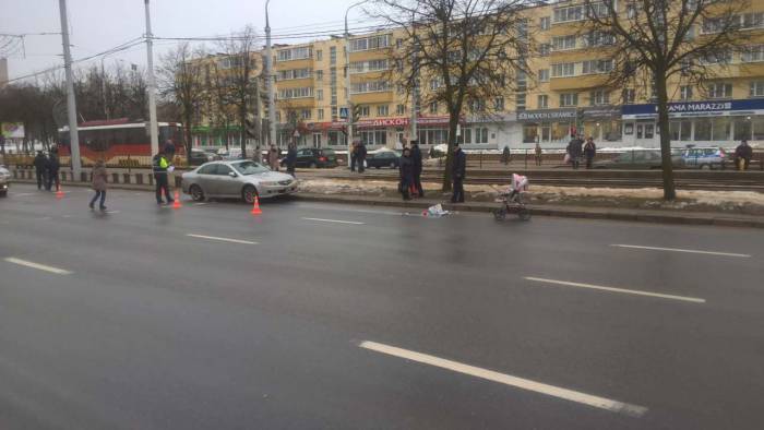 Чудовищная авария в Витебске: на пешеходном переходе машина сбила маму с двумя детьми